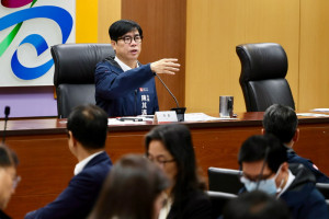 ▲市政會議上捷運局進行捷運聯合開發專案報告，預計至明年累計可創造600億的開發效益用於挹注建設。