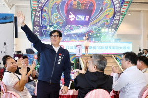 ▲陳其邁出席中華職棒36年開季團圓大辦桌，與中職大聯盟會長蔡其昌共同參與啟動儀式，迎接嶄新賽季。