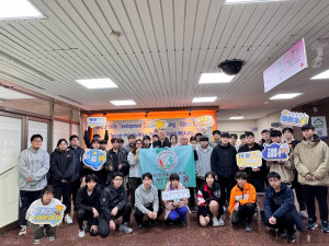 桃竹苗分署長賴家仁(中)於賽前為培訓選手打氣加油並合影。