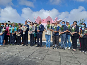 ▲高市府在旗津勞動女性紀念公園舉辦春祭活動，共同在紀念碑前獻上百合花行禮追思。
