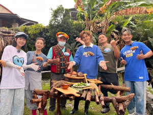 ▲新時代綜藝電視節目多位藝人特地至高雄茂林區體驗原住民活動，搶先體驗原住民美食文化。