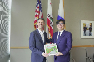 ▲陳其邁與聖荷西市長Matt Mahan互贈城市特色禮品。
