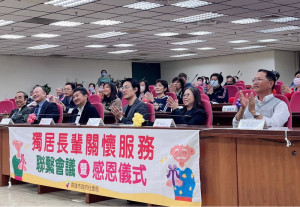 ▲高市社會局與捐贈年節禮盒單位一同觀賞成果簡報。