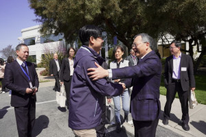 ▲高市府團隊美超微總部，與創辦人、董事長梁見後進行深度交流。