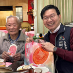 台中市政府客委會主委江俊龍致贈溫馨小物給李人生。