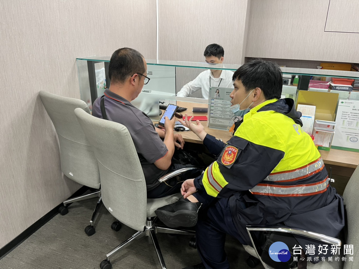 警銀聯防　彰警阻詐、打詐一把罩。圖／彰化縣警局提供