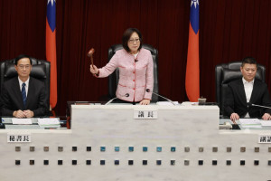 ▲議長康裕成宣布定期大會開議，預計6月2日閉幕。