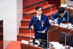 ▲議員質詢提到高雄第二國際機場選址南星計畫的可行性，陳其邁提出說明。
