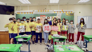 ▲高市大寮戶政前進6校園協助學生順利領取首張身分證。