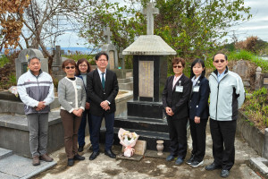 彰基總院長陳穆寬教授(圖中），帶領處長江季蓉、院牧部主任肯當•迪洛安、護理部主任李雅文、文史博物館館長陳雅莉、管理師邢華欣及公關部主任郭芳智等人，前往八卦山掃墓。圖／彰基提供