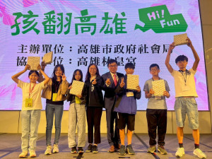 ▲小朋友自製大卡片，滿滿心意感謝林皇宮提供美食饗宴，社會局局長加碼兒童節禮物。