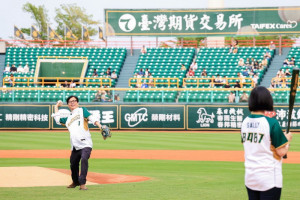 ▲台鋼雄鷹主場首戰奪勝，陳其邁澄清湖好球開場觀賽力挺。