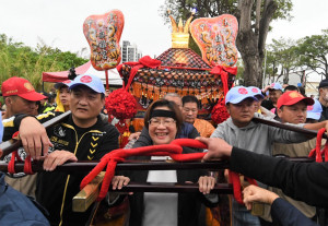 乙巳年大甲媽遶境進香抵彰化，縣長王惠美接駕祈求賜福彰化。圖／記者鄧富珍攝