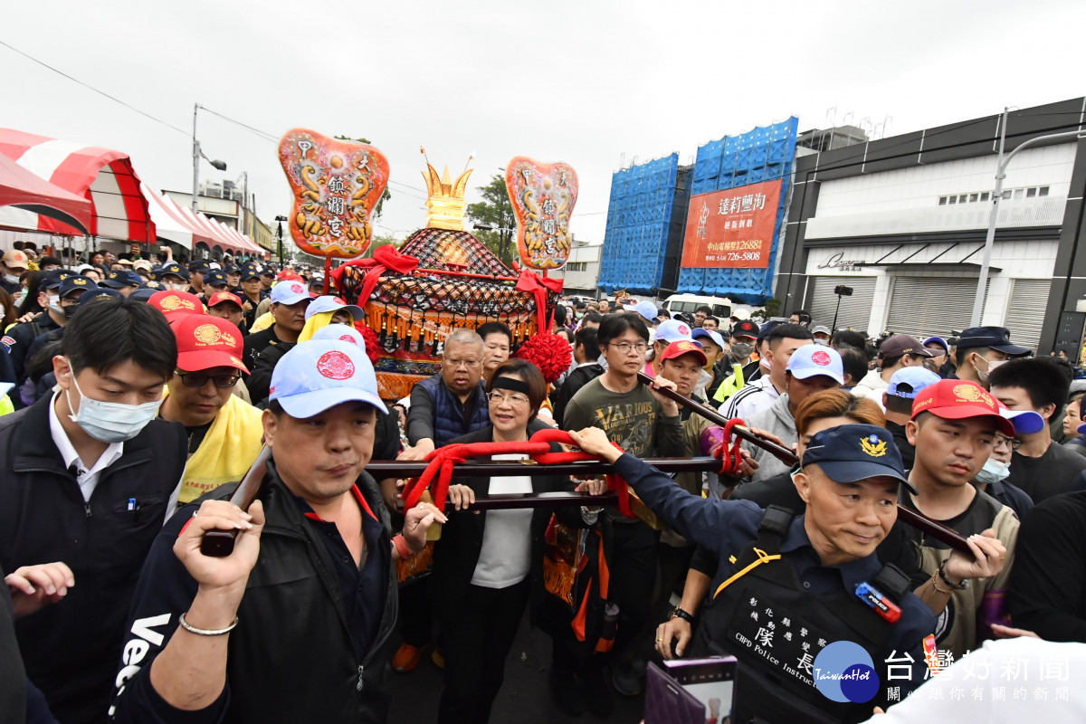乙巳年大甲媽遶境進香抵彰化，縣長王惠美接駕祈求賜福彰化。圖／記者鄧富珍攝