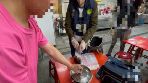 ▲民眾於社群網站反映楠梓某間豆漿店醬油盆裡有蟑螂涉食品安全衛生疑慮乙案，衛生局派員查察。