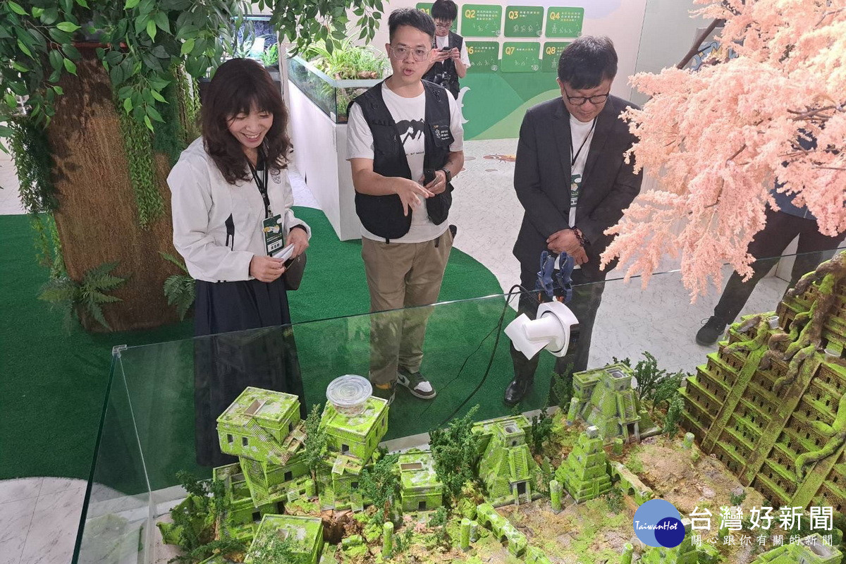 桃市府青年局長侯佳齡參觀螞蟻生態模式。<br />
