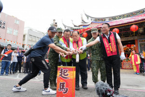 馬公城隍廟遶境祈安植福大典　陳光復點燃起馬炮