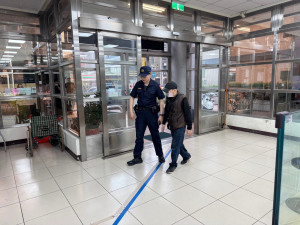 失智老翁獨自外出失聯，警方聯手客運司機找到老翁。