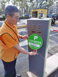 ▲高市府推動合法停車場標章辨識。