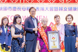 張市長與獲獎之模範婆媳(吳卓色妹、吳江玉英)及貴賓們合影。