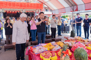蘇副市長和貴賓一同祭拜。