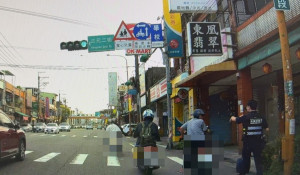 通緝犯逃逸翻車秒被逮。