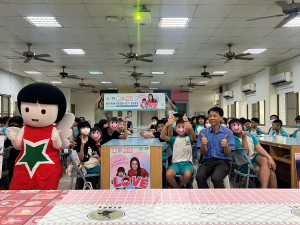 南台南家扶前往多所國小進行校園巡迴兒保宣導。
