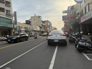 交通處提醒民眾，若違規停車導致他人發生車禍或致人死亡，可依過失傷害罪及過失致死罪判處相關刑責／嘉義市府提供