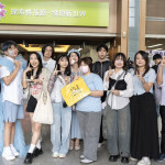 暨大通識教育中心暨課外活動組組長彼勇老師（左一）帶著學生共同完成展覽製作。（暨大提供）