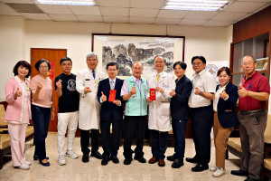 桃園市信用合作社理事主席蘇家明(中)致贈北榮桃園分院114年優良護理人員禮卷，表達敬意與支持。北榮副院長林永煬(左5)。北榮桃園分院院長(右5)