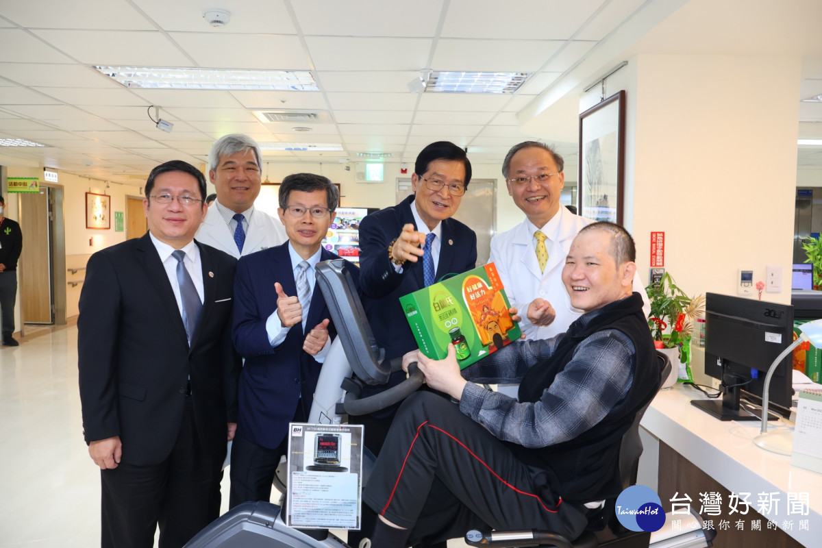嚴主委德發(中)在彭院長家勛(右1)陪同下致贈慰問品關懷榮民傷兵<br />
(左1) 退輔會就醫保健處處長劉峻正、(左2)北榮桃園分院副院長楊斯年、<br />
(左3)臺北榮民總醫院副院長林永煬<br />
