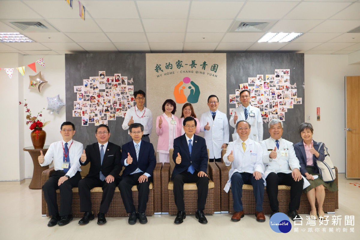 北榮桃園分院附設長青園護理之家合影<br />
前排：退輔會主任委員嚴德發(中)、北榮桃園分院醫企室主任黃仁明(左1)、退輔會就醫保健處處長劉峻正(左2)、臺北榮民總醫院副院長林永煬(左3)、北榮桃園分院院長彭家勛(右3)、北榮桃園分院副院長楊斯年(右2)、退輔會就醫保健處科長林美珍(右1)