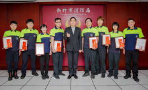 消防局李世恭局長頒發獎狀予出勤的消防及鳳凰志工同仁。