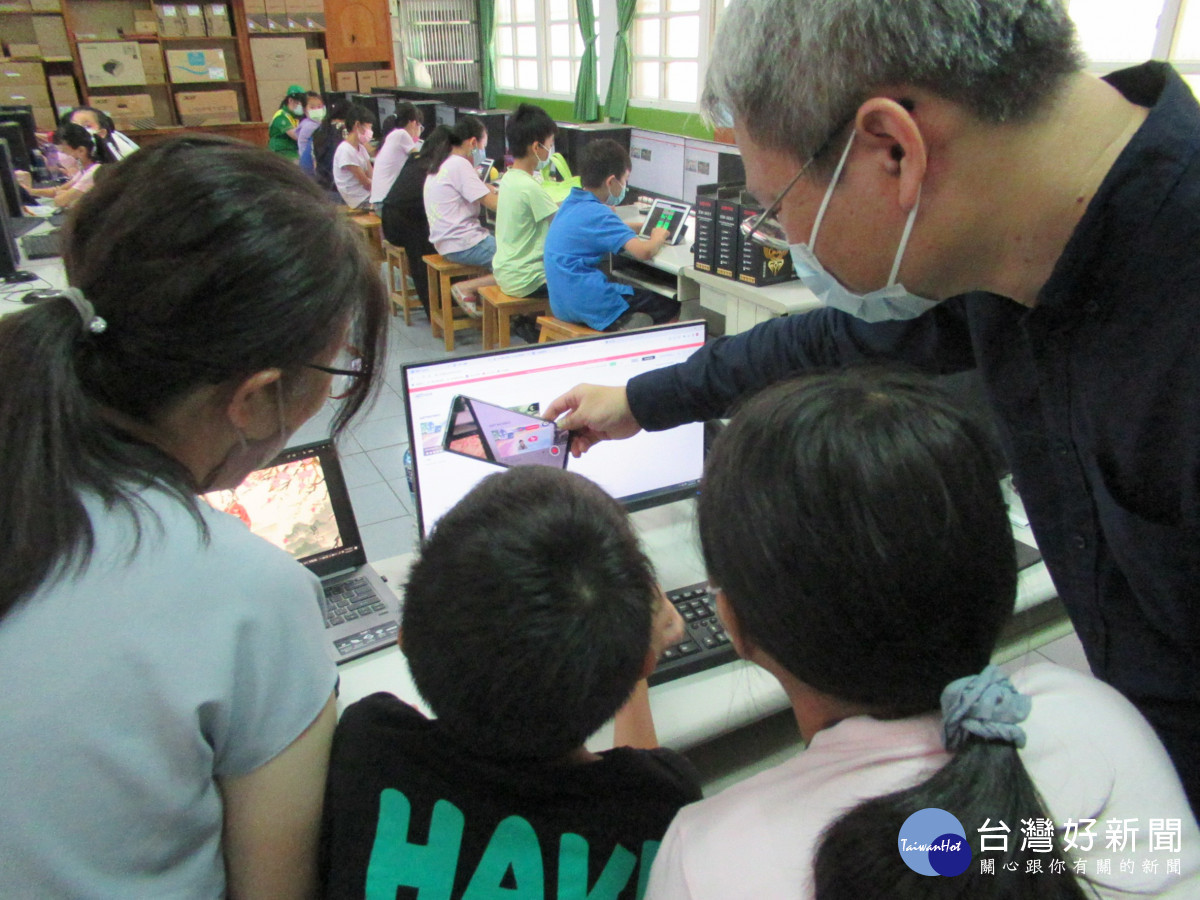 元智中語系黃智明老師至瑞豐國小教導國小學生用AI創作兒童繪本