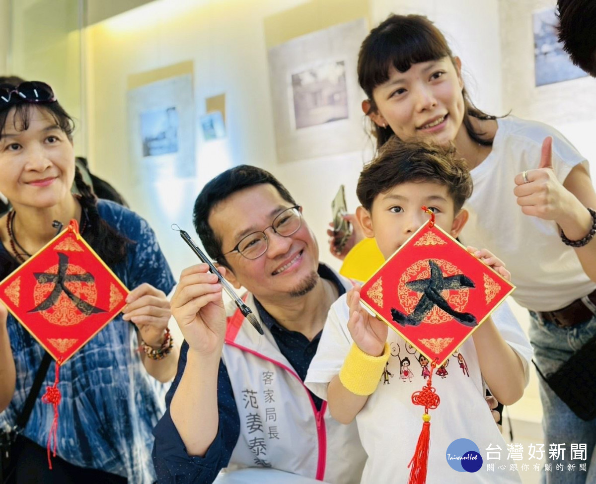 客家局長范姜泰基與小朋友共同寫「大」字，體驗開智慧啟蒙筆。