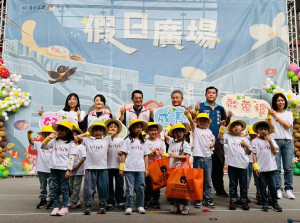 客家局長范姜泰基(左3).平鎮幼兒園長羅君玲(右1)及平鎮區長蕭巧如(左2)等來賓一同為園內小朋友進行成長祝福儀式及頒發成長禮。