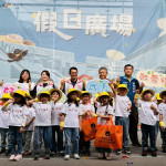 客家局長范姜泰基(左3).平鎮幼兒園長羅君玲(右1)及平鎮區長蕭巧如(左2)等來賓一同為園內小朋友進行成長祝福儀式及頒發成長禮。
