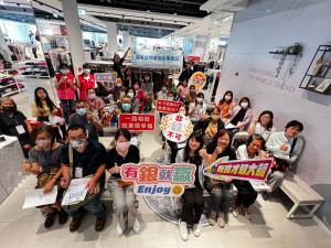 朴子就業中心結合雲嘉南區銀髮人才資源中心與知名服飾品牌企業合作，共同為失業民眾打造最時尚的面試服儀／朴子就業中心提供
