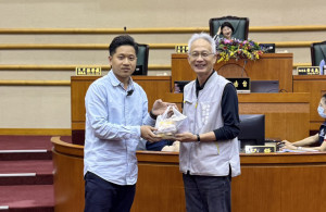 嘉義市議員郭定緯質詢教育處長郭添財，並送上一份早點呼籲市府應補助弱勢學童早餐／郭定緯服務處提供