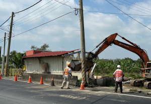 嘉義縣府近日著手拆除影響水上鄉嘉175縣拓寬工程的違章建築／嘉義縣府提供