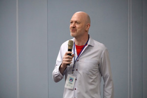 校方特別請英國EMI名師Steven Murray擔任會議主持人。