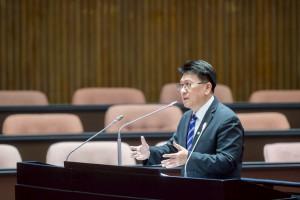林思銘力促行政院克服各種技術上的問題，解決大新竹地區的交通黑暗。