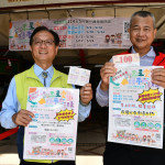 彰化市長林世賢和民權市場自治會長周堉瑆宣傳好市加倍購活動。圖／記者鄧富珍翻攝