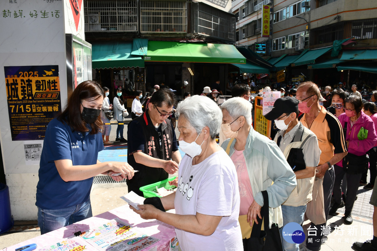 民眾依序兌換加倍券。圖／記者鄧富珍翻攝