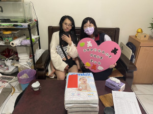 桃園分署關懷單親媽媽，急贈現金與尿布。