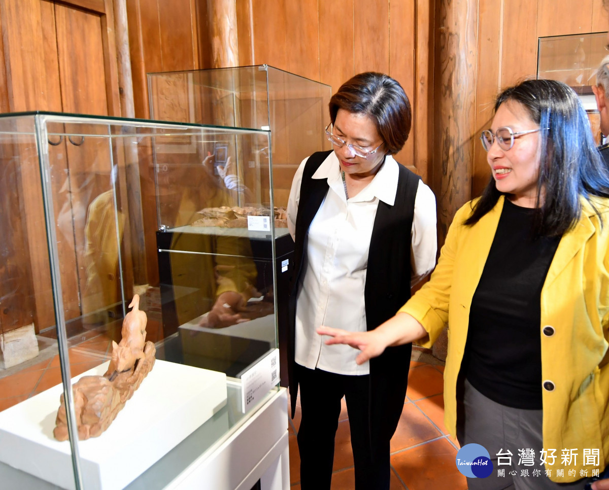 彰化木雕人間國寶傳承二代，施懿紋木雕傳習學成十年個展，文資局長陳濟民、縣長王惠美等人獻上祝賀。圖／文化局提供