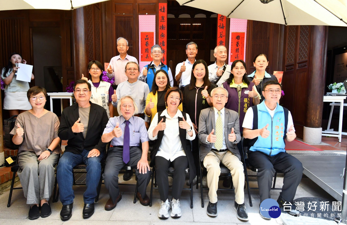 彰化木雕人間國寶傳承二代，施懿紋木雕傳習學成十年個展，文資局長陳濟民、縣長王惠美等人獻上祝賀。圖／文化局提供
