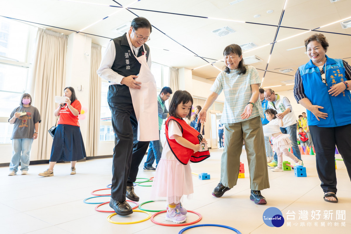 市長與幼兒一起進行闖關遊戲。