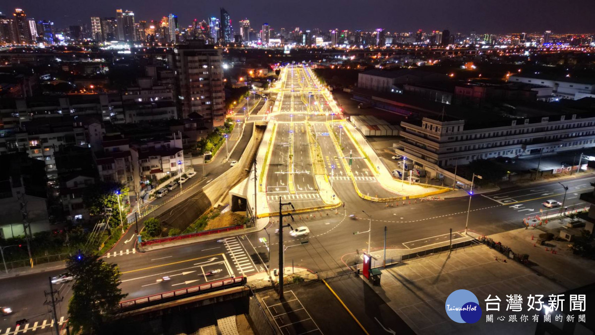 市政路第一標路段路燈已點亮，如同通往工業區的「黃金大道」