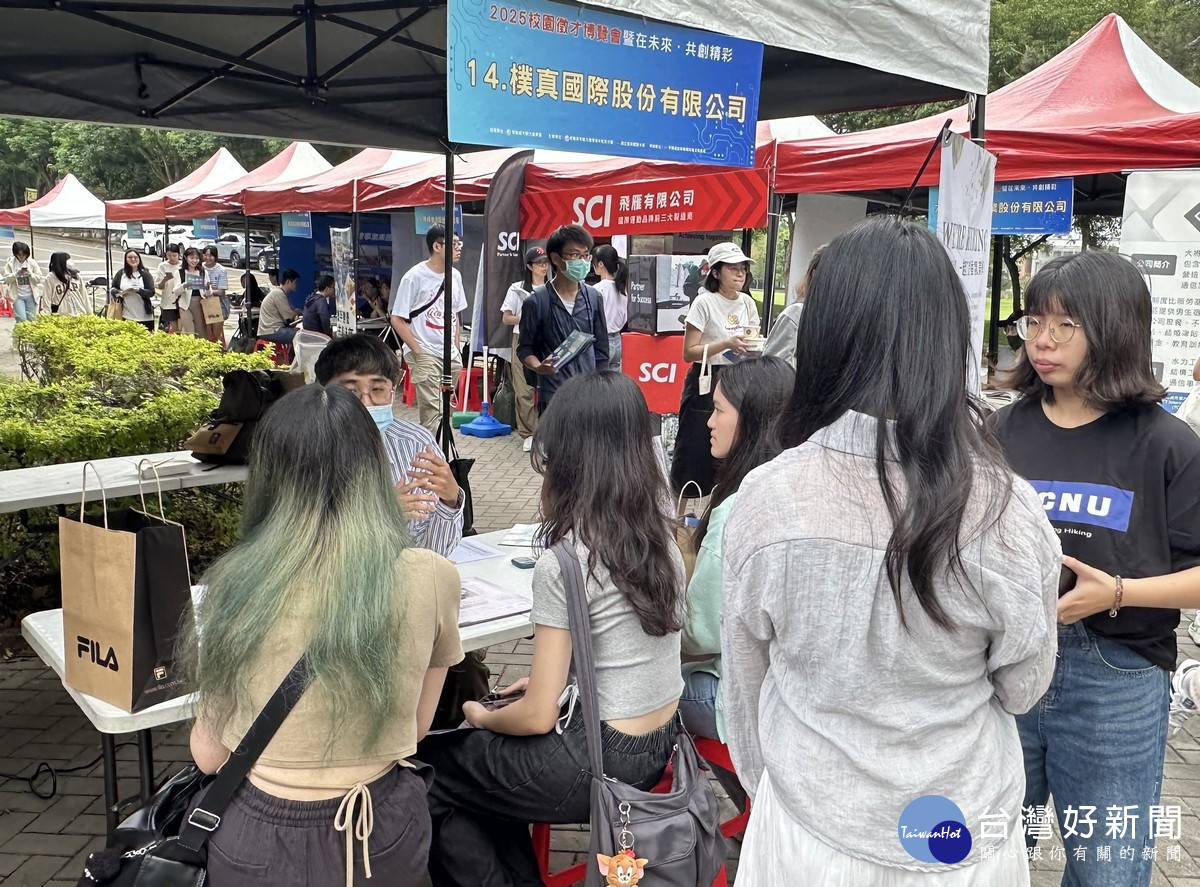 徵才攤位上同學積極詢問就業機會。（暨大提供）